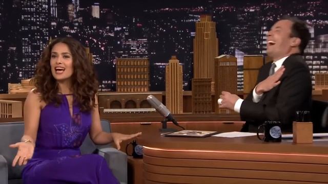 Сальма Хаек подбирает бездомных собак на улице, несмотря на то, что её муж против. смотреть онлайн