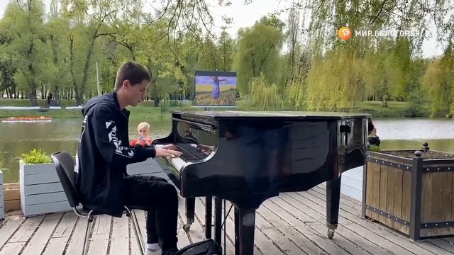 Парень играет на рояле в парке Победы смотреть онлайн