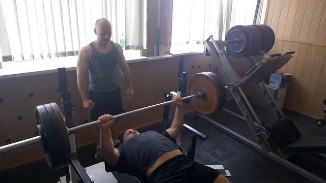 жим лежа средним хватом 145х5 смотреть онлайн