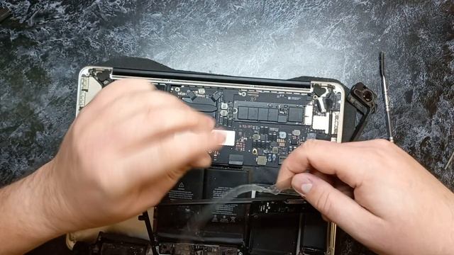 ЗАМЕНА АККУМУЛЯТОРА НА Apple MacBook Pro 13" A1502 смотреть онлайн