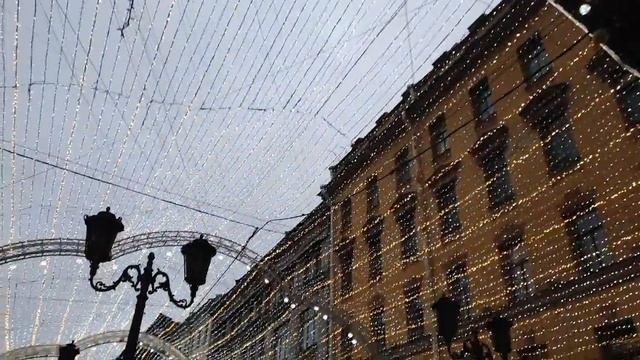 Ул. Малая Садовая , начало Рождественской ярмарки в Питере. 2020 смотреть онлайн