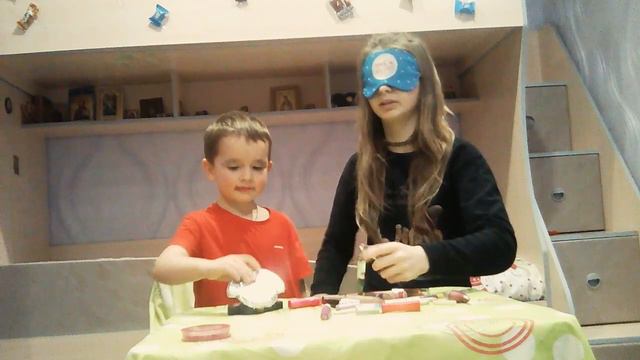 НАКРАСИЛА БРАТА КОСМЕТИКОЙ с ЗАКРЫТЫМИ глазами !? 😰😨 смотреть онлайн