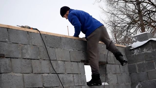 Строительство БОЛЬШОЙ фермы. Делаю внутренний каркас. Мауэрлат и опоры для крыши готовы смотреть онлайн