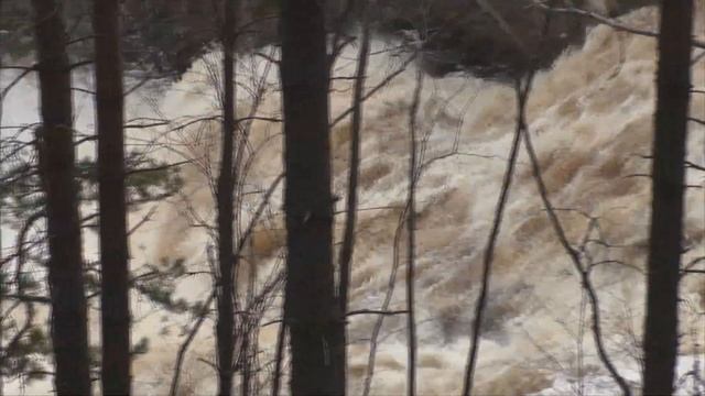 Сброс воды на Пальеозерской ГЭС. Вулкан Гирвас смотреть онлайн
