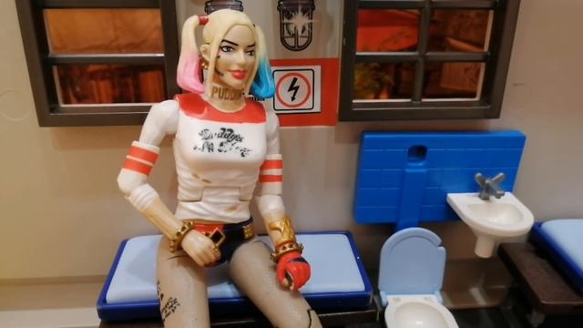 Хлоя Буржуа в тюрьме с Харли Квинн смотреть онлайн