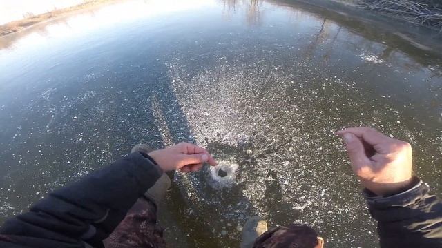 Рыбалка по первому льду 2019 - 2020 первому прозрачному льду, видео rybachil.ru смотреть онлайн