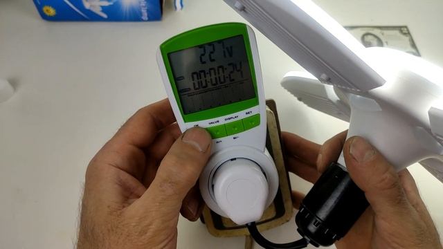 Лампа похожая на вентилятор заменяющая люстру с Aliexpress.