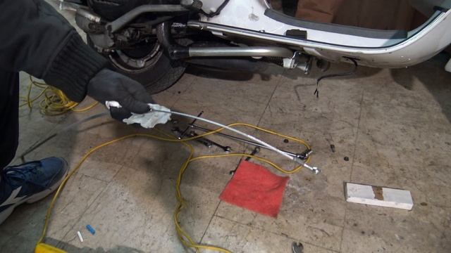 PIAGGIO VESPA PX How to REPLACE THE REAR BRAKE CABLE смотреть онлайн