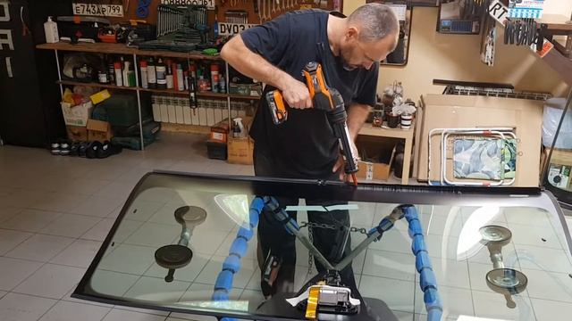 нанесение клея при замене лобового стекла смотреть онлайн