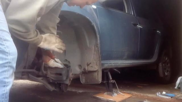 #Рено #Дастер замена передних тормозных колодок Nonstop, аккумулятор и брызговики смотреть онлайн