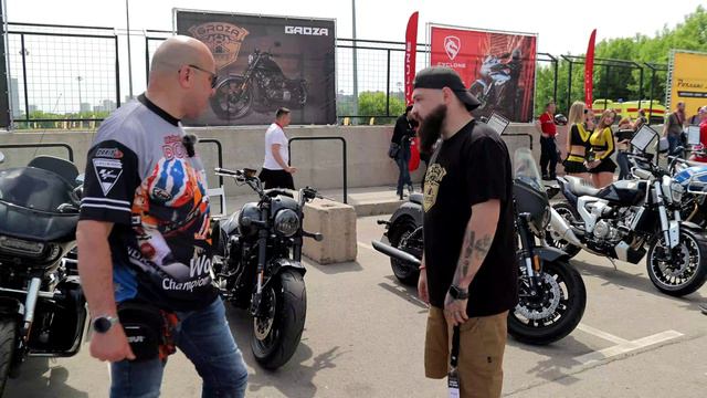 Большой дорожный тест-драйв в Rolling Moto смотреть онлайн