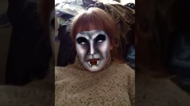 Блондинка ржать и смотреть всем смотреть онлайн