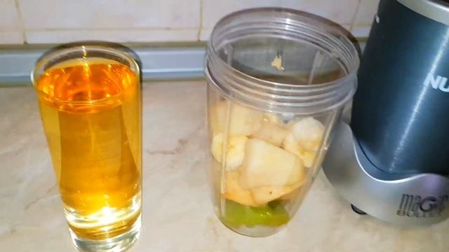 Фруктовый смузи с виноградным соком, банан, груша, киви. смотреть онлайн
