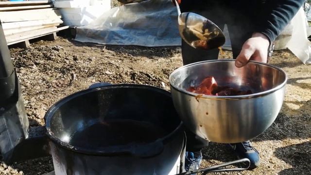 ГРУДИНКА В ЛУКОВОЙ ШЕЛУХЕ В КАЗАНЕ НА КОСТРЕ. смотреть онлайн