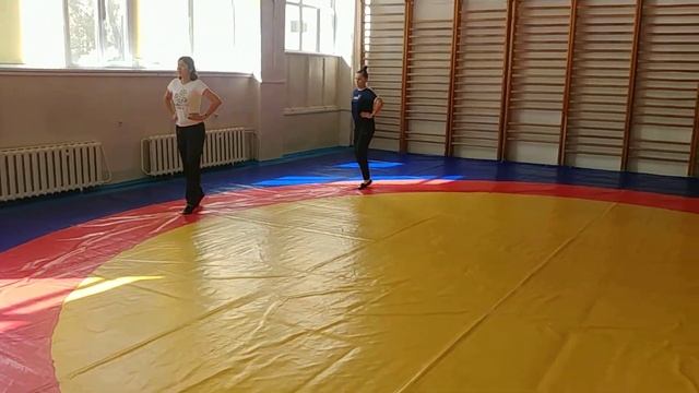 Вальсовый шаг. Подводящее упражнение.