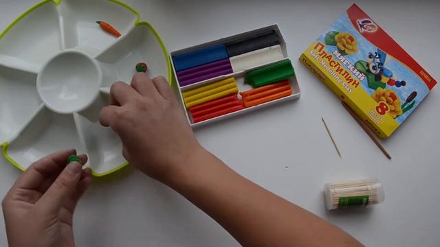 Как слепить горох. Как слепить из пластилина горох. Горох из полимерной глины. Горох из пластилина