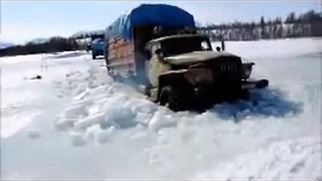 Грузовик Урал преодалевает наледь смотреть онлайн