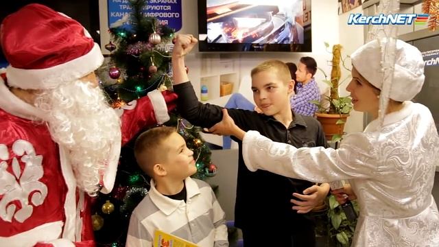 Мечтателю KerchNET-акции "Я-Дед Мороз" подарили боксерскую грушу смотреть онлайн