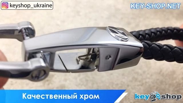 Кожаный плетеный брелок с хромированным карабином и логотипом Hyundai смотреть онлайн
