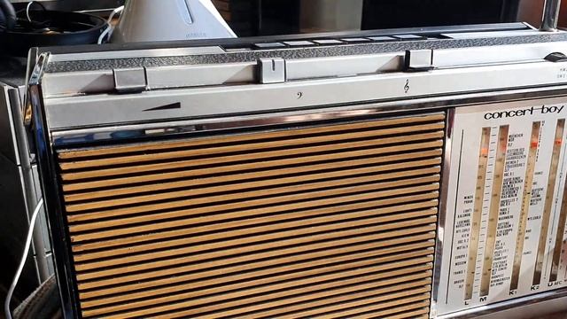 радиоприёмник Grundig Concert Boy 1000 демонстрация работоспособности приём на FM и KW2 смотреть онлайн