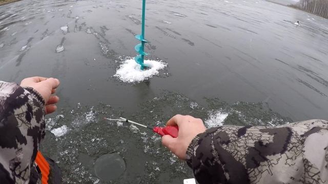 ЗИМНЯЯ рыбалка /первый лёд в Московской обл. смотреть онлайн