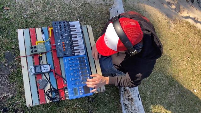 Hole In The Wall ---0---- Live Synth Jam - Arturia Microfreak & Korg Electribe 2 смотреть онлайн