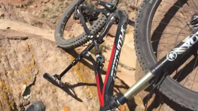 Экстремал чуть не свалился с утеса смотреть онлайн