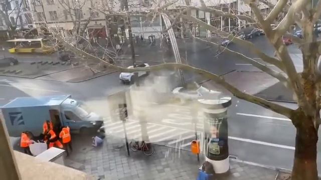 Двое охранников получили ранения во время ограбления инкассаторского автомобиля сегодня в Берлине смотреть онлайн