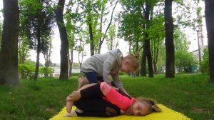 ЙОГА ЧЕЛЛЕНДЖ с младшей СЕСТРОЙ на УЛИЦЕ!