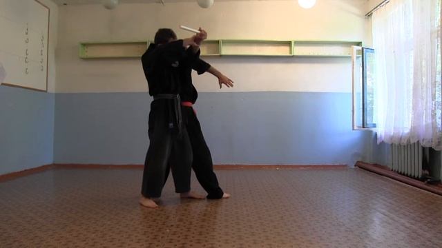 Залом руки предплечьем снизу от удара палкой.Техники Боевого Хапкидо.