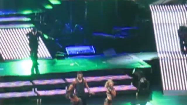 Usher OMG Tour 2010 - Yeah - Live смотреть онлайн