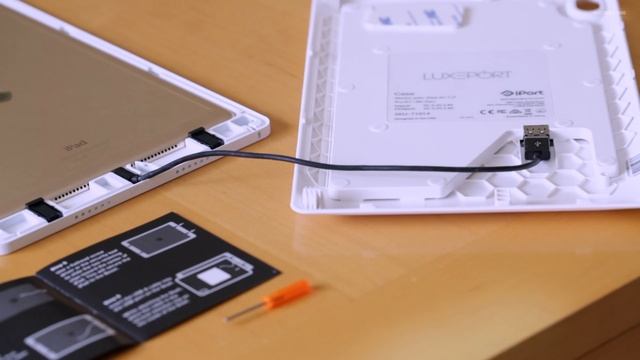 iPort Luxe (LuxePort Case & BaseStation for iPad - White) смотреть онлайн