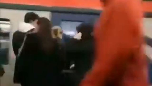 Жесть в метро покушение на жизнь 😨 комментируем не стесняемся👇🔥 смотреть онлайн