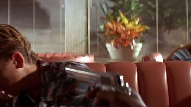 Отрывок из «Криминального чтива», где Джулс достает кошелек BAD MOTHER FUCKER... смотреть онлайн