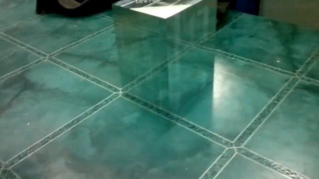 Прозрачный куб из алюминия смотреть онлайн