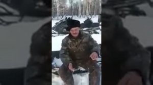 Анекдот, как волк с лосём от охотников убегали.