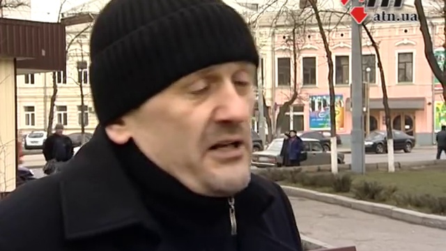 03.03.14 - Агрессивно настроенные люди под комиссариатом в Харькове смотреть онлайн
