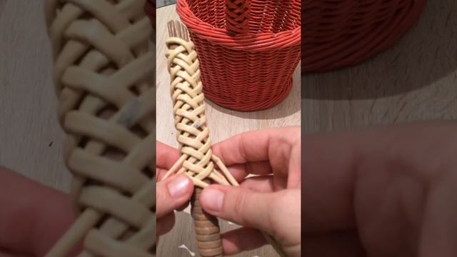 Как оплести ручку для корзины из газетных трубочек смотреть онлайн