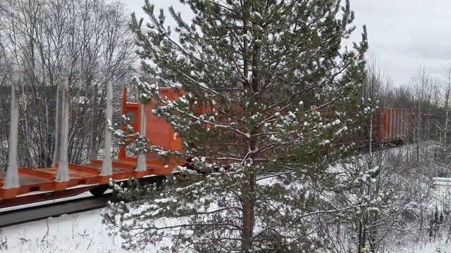 ТЭМ18ДМ-3197 с грузовым поездом и с красивым перестуком смотреть онлайн