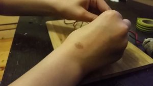 Как подключить моторчик батарейки и кнопки