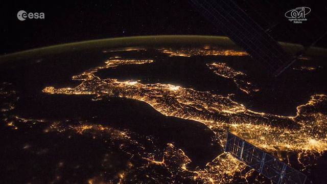 La bandiera della Croce Rossa nello spazio insieme a Paolo Nespoli смотреть онлайн