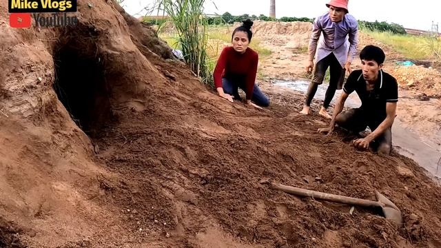 Brave Girl Screaming for Help as Her Son is Attacked by a Giant Snake | Mike Vlogs смотреть онлайн