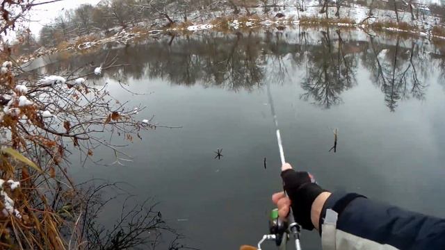 Зимний спиннинг. Окунь с первого заброса! смотреть онлайн