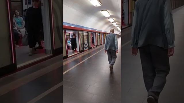 ВАЛЛ-И. Московское метро. Д-ОК Москва 2020 на станции Рижская.🧡 смотреть онлайн