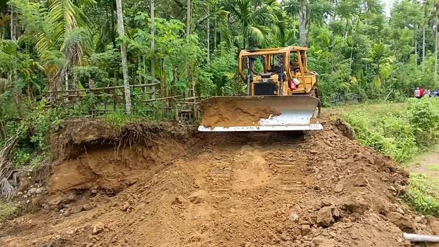 Бульдозер CAT D6R XL прокладывает путь по реке. смотреть онлайн