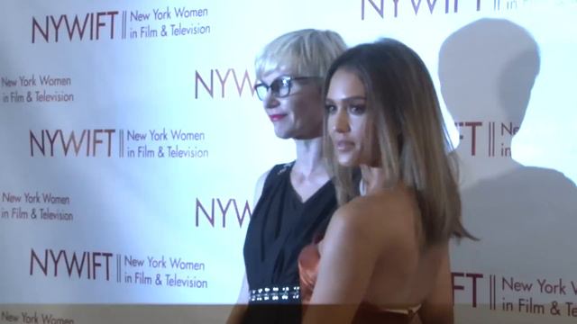 JESSICA ALBA & EVELYNE NORAZ at NYWIFT DESIGNING WOMEN AWARDS with JESSICA SHERR for herFLIX смотреть онлайн