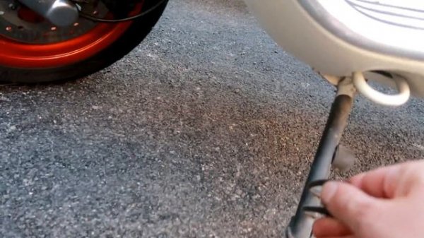 Vespa GTS 300 vs Vespa GTS 300 hpe racing sixties comparison