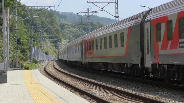 Электровоз ЭП20-049 с пассажирским смотреть онлайн