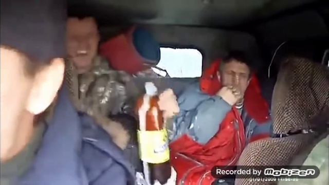 Мужики едут в увазике-переозвучка смотреть онлайн