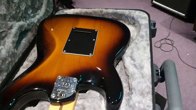 Fender American Ultra Luxe 2-Color Sunburst Stratocaster смотреть онлайн